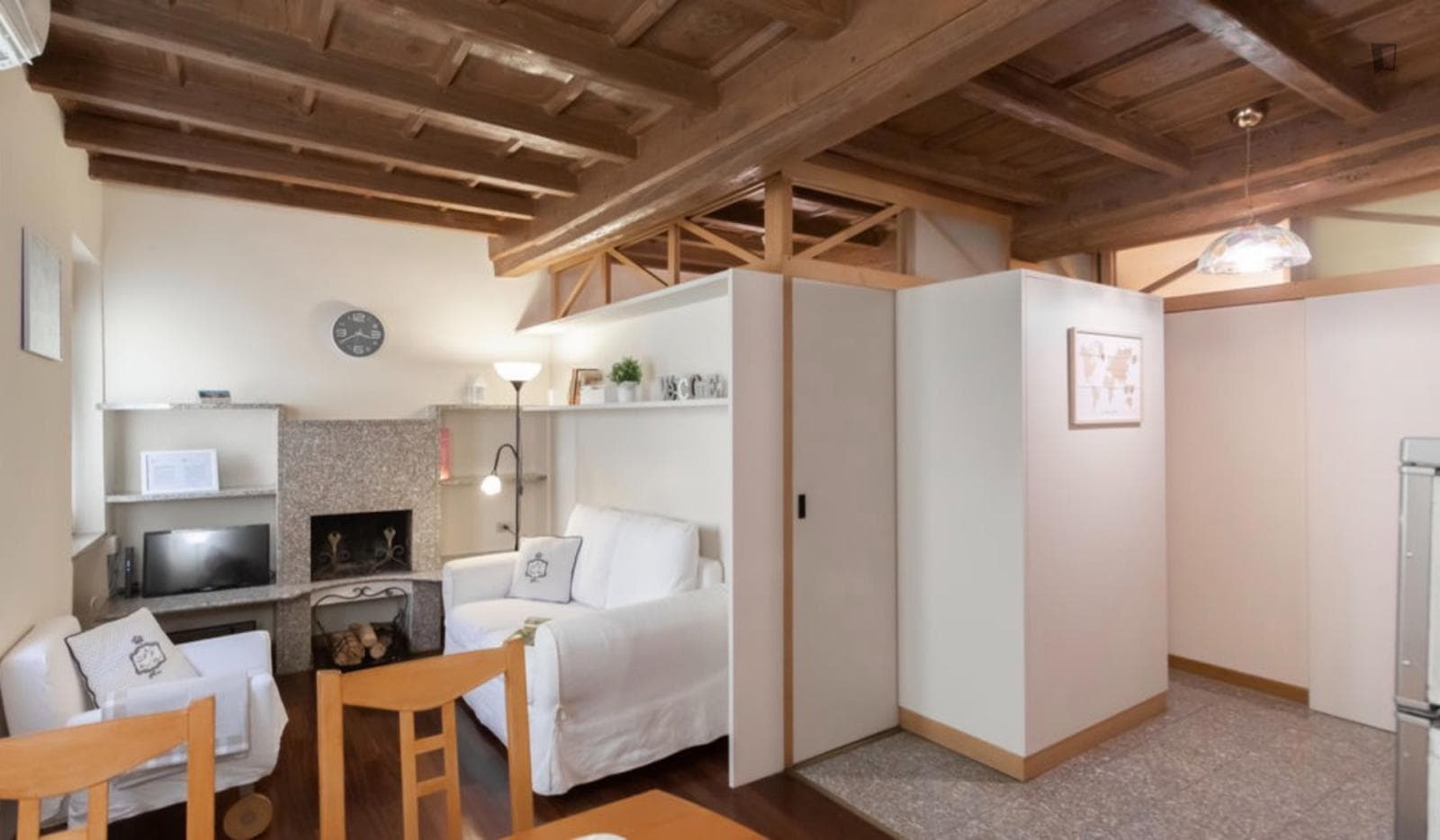 Cosy studio with fireplace close to the Lanza metro station photo 1