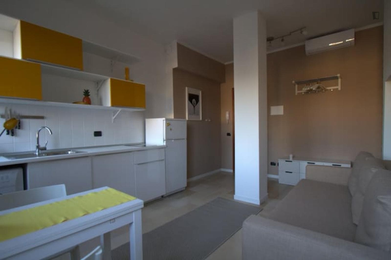 Modern one-bedroom flat in the city centre photo 1