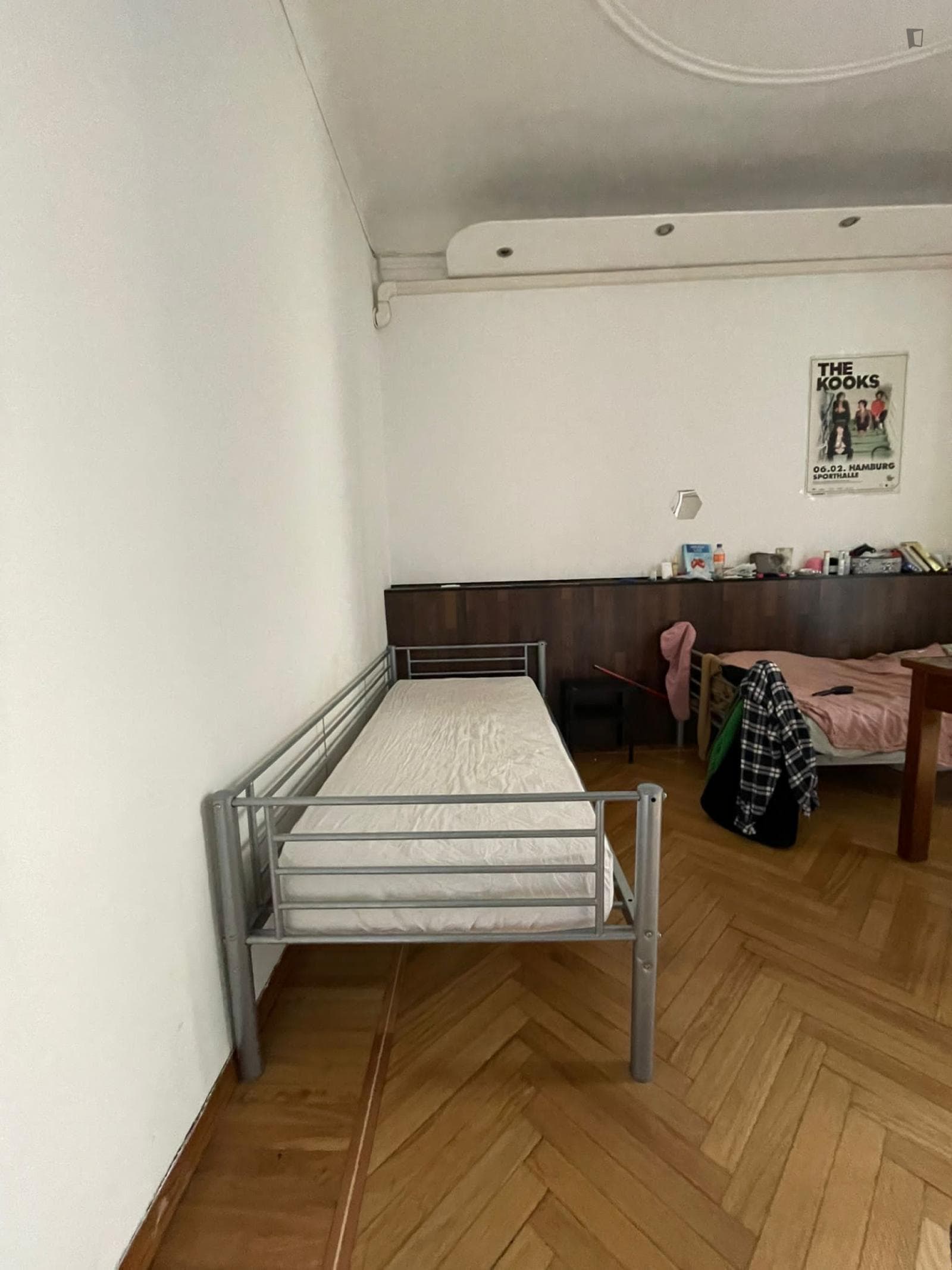 Single bed in shared bedroom photo 1