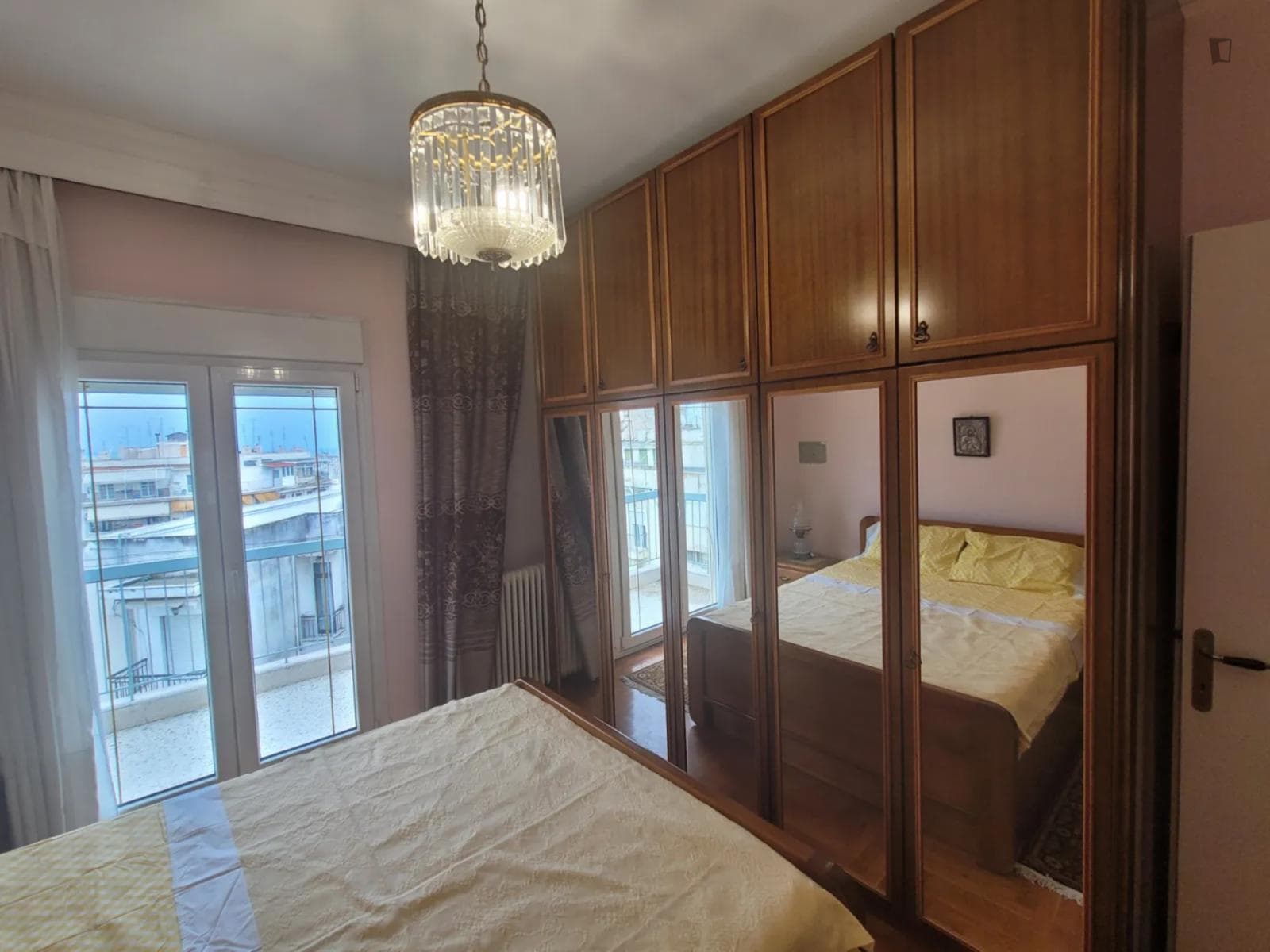 Vintage 3 bedroom apartment with a view photo 1