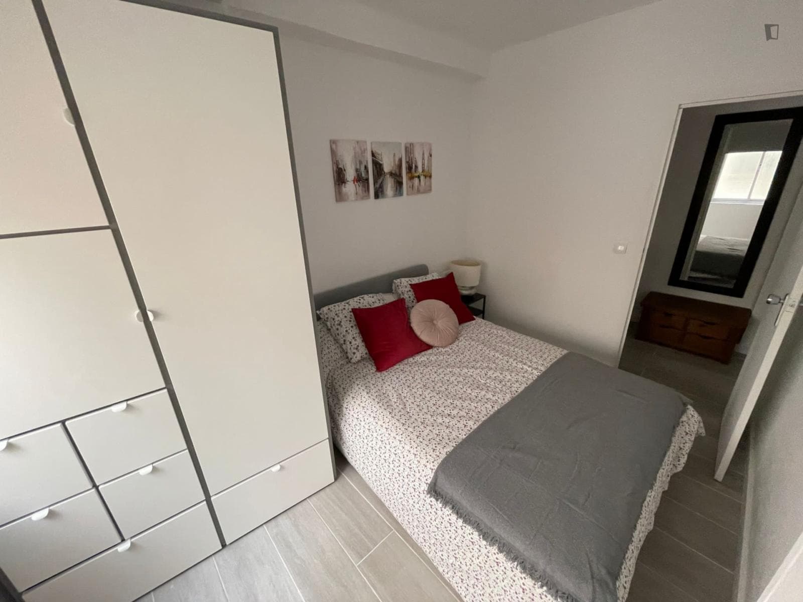 Double bedroom, with private bathroom and balcony photo 1