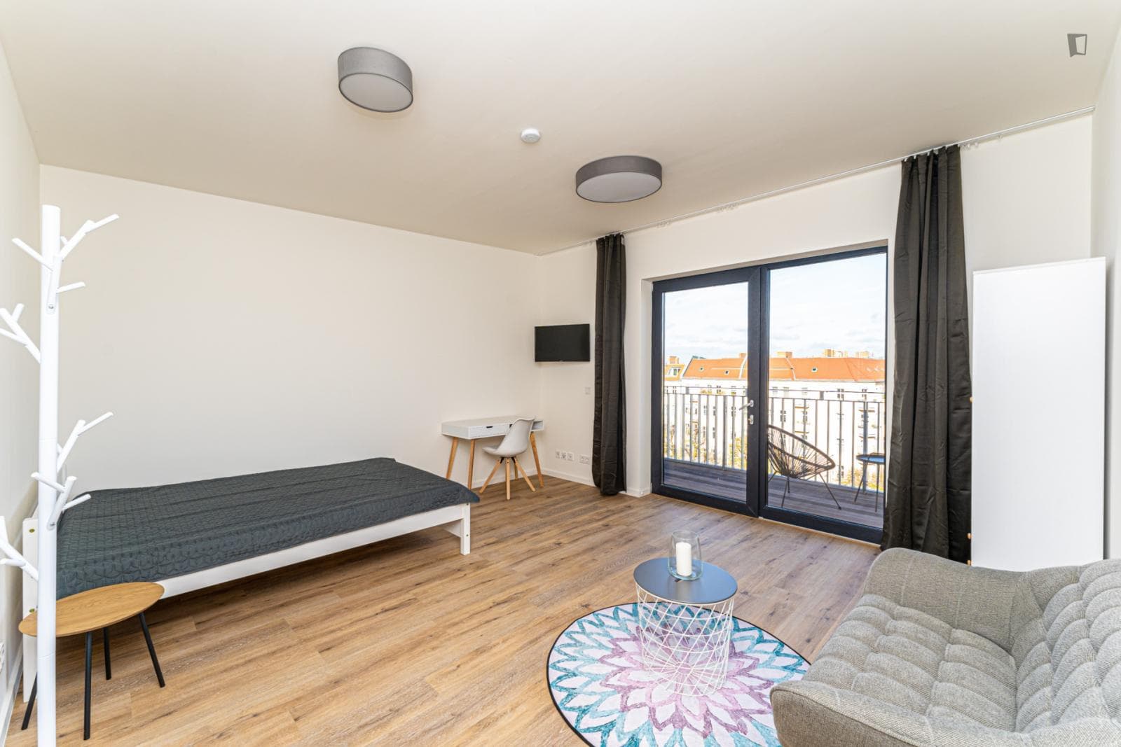Bright and modern studio with balcony photo 1