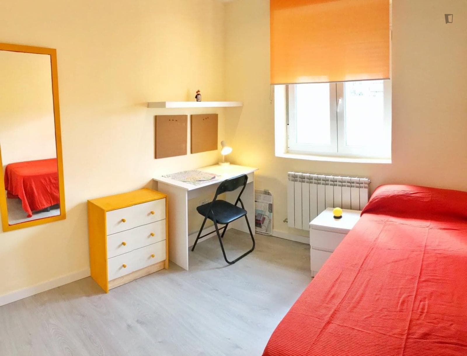 Orange room photo 1
