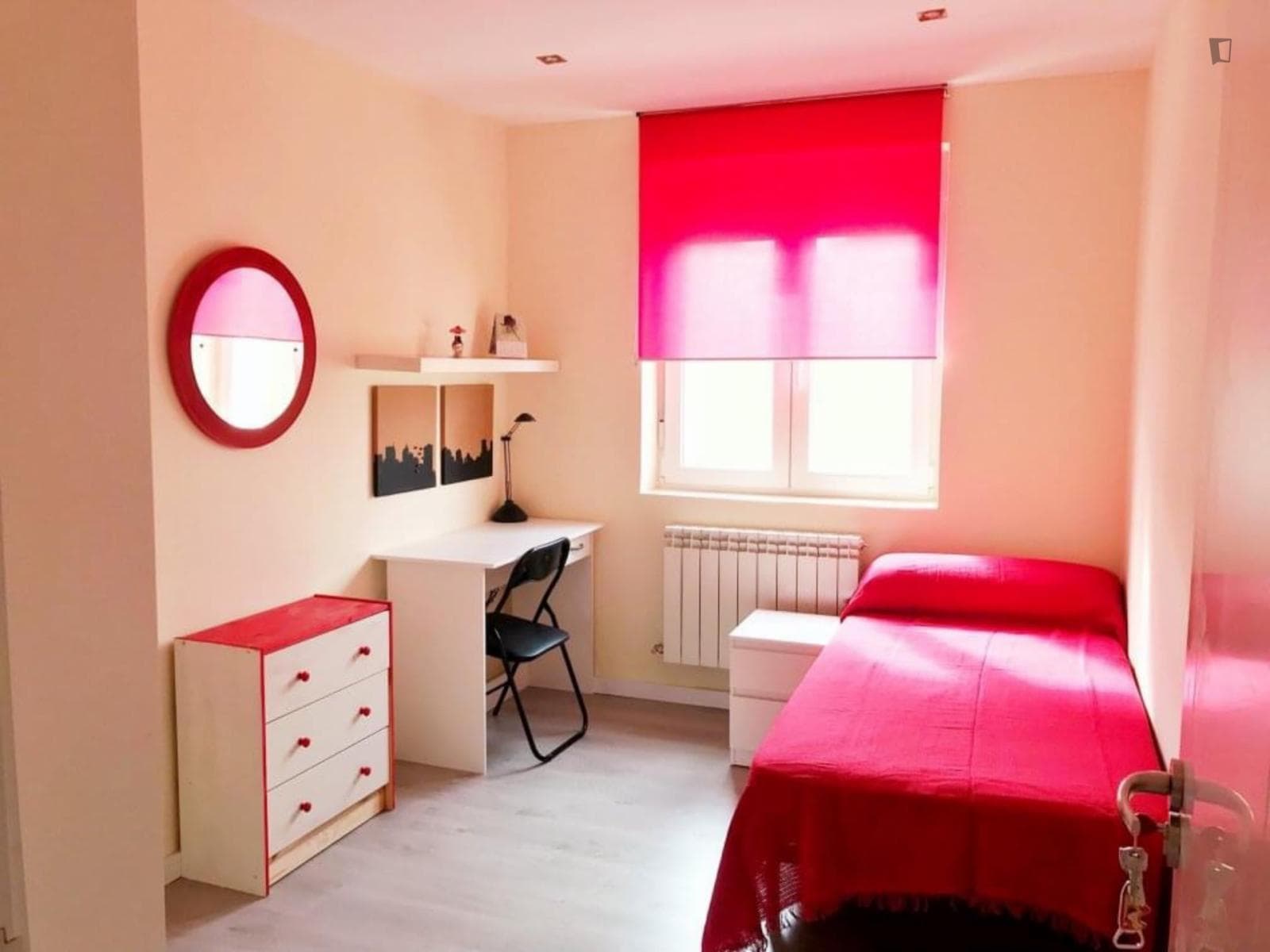 Single bedroom in 6-bedroom apartment photo 1