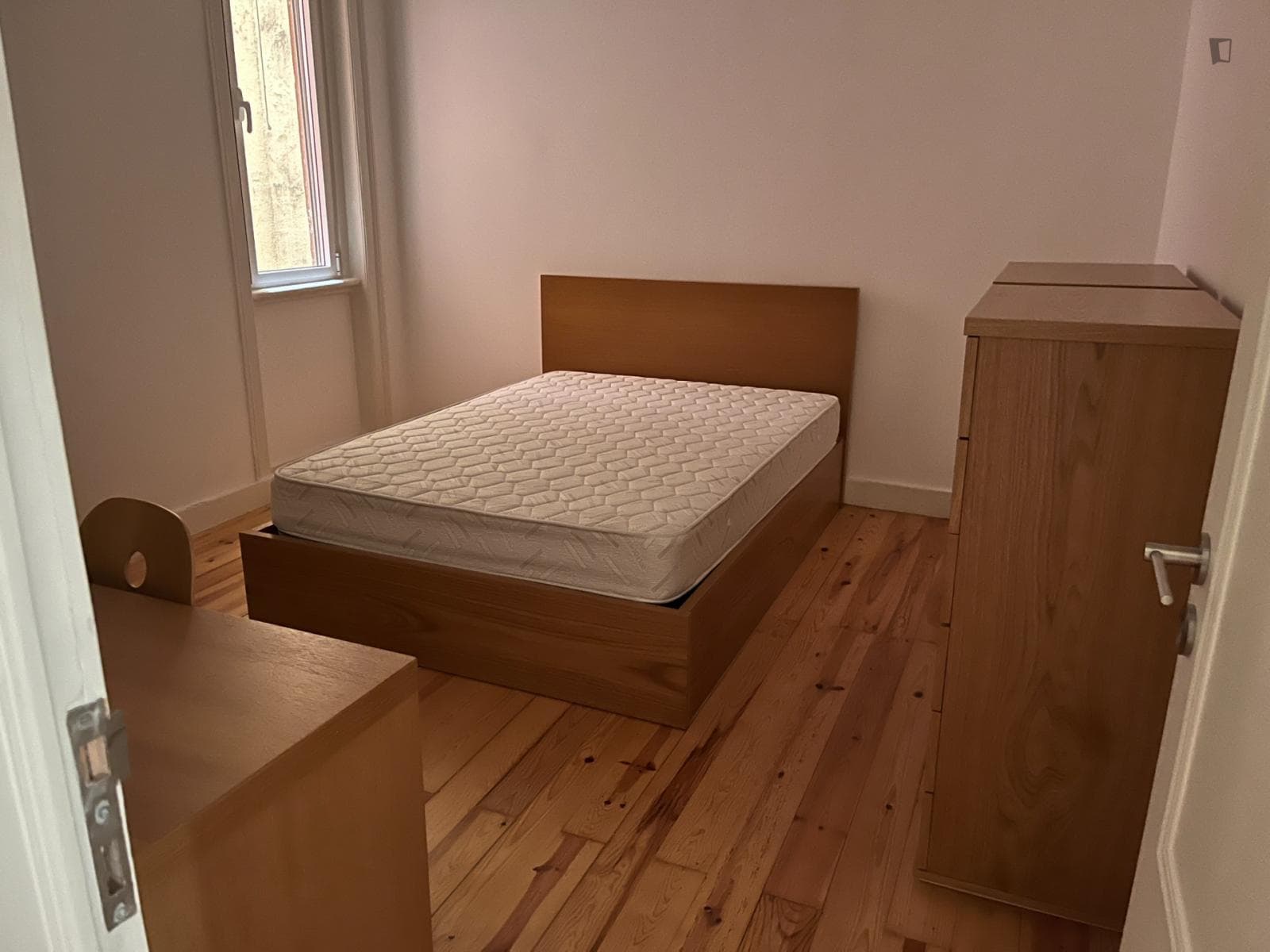 Lovely double bedroom next to Marquês de Pombal metro station photo 1