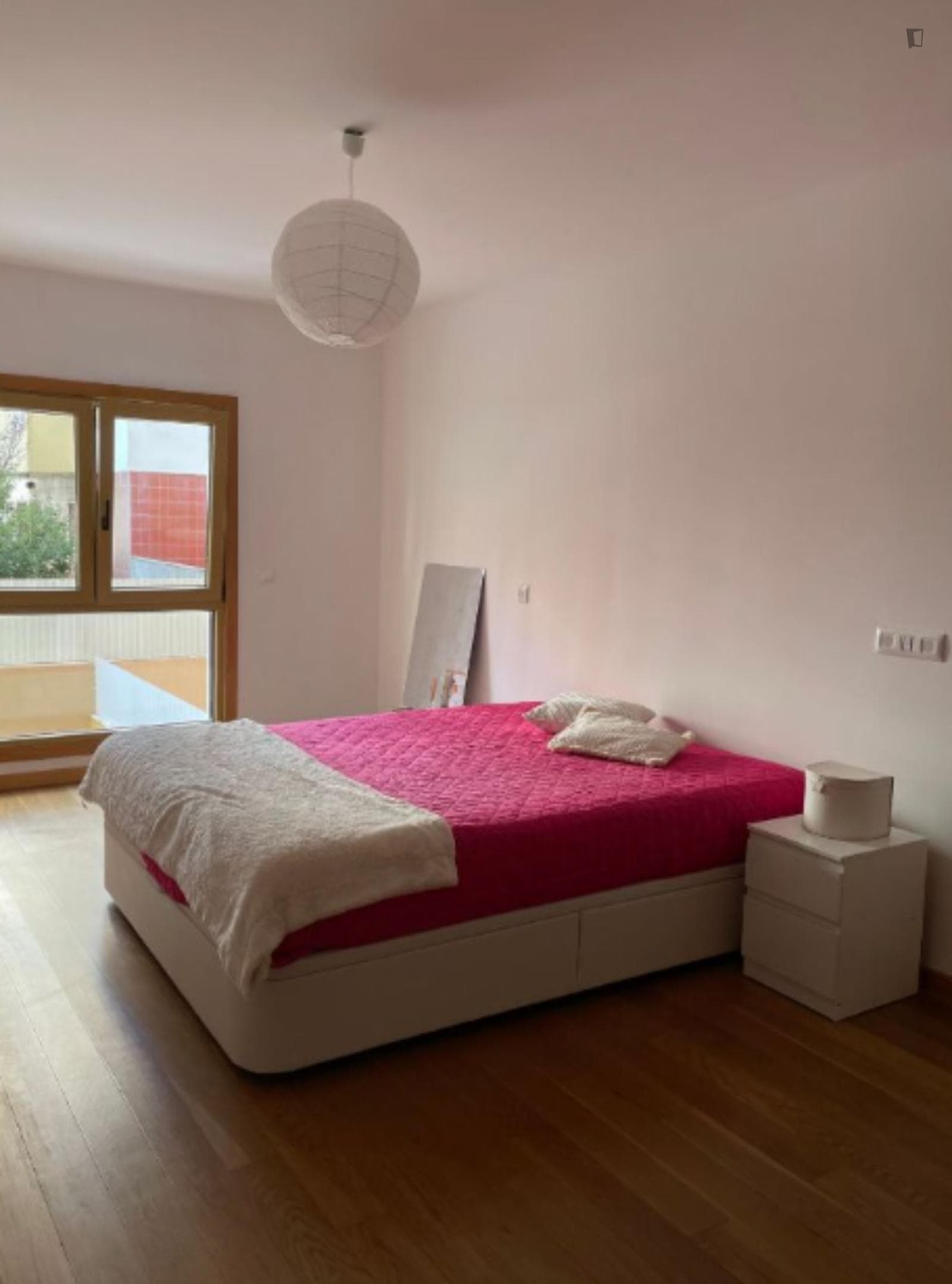 Modern double bedroom close to ISCSP photo 1