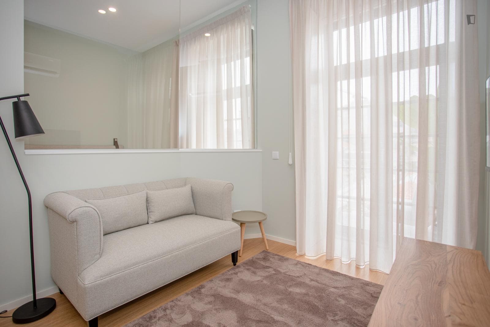Sunny 1-Bedroom apartment with balcony close to São Bento train station photo 1
