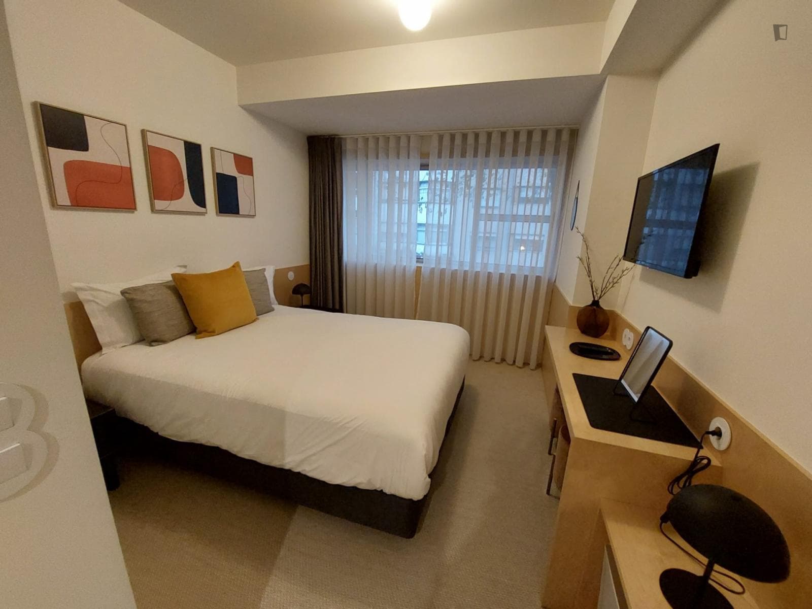 Alluring double ensuite bedroom near the Heroísmo metro station photo 1