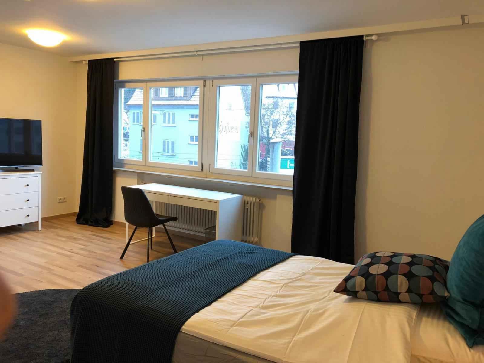 Comfy single bedroom in a 3-bedroom apartment photo 1