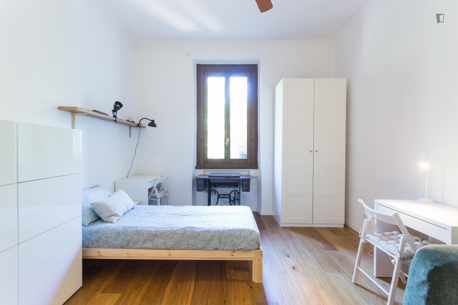 Bright twin bedroom near Zara photo 1