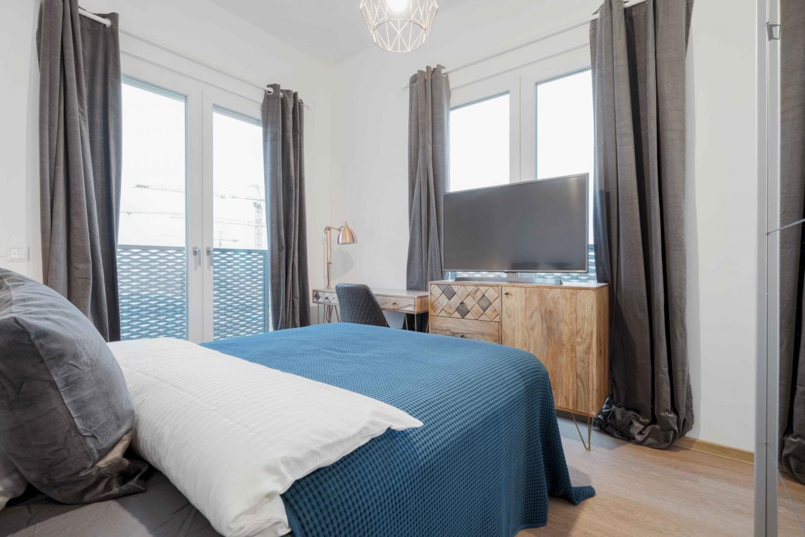 Bright single bedroom with TV and balcony in Moabit photo 1