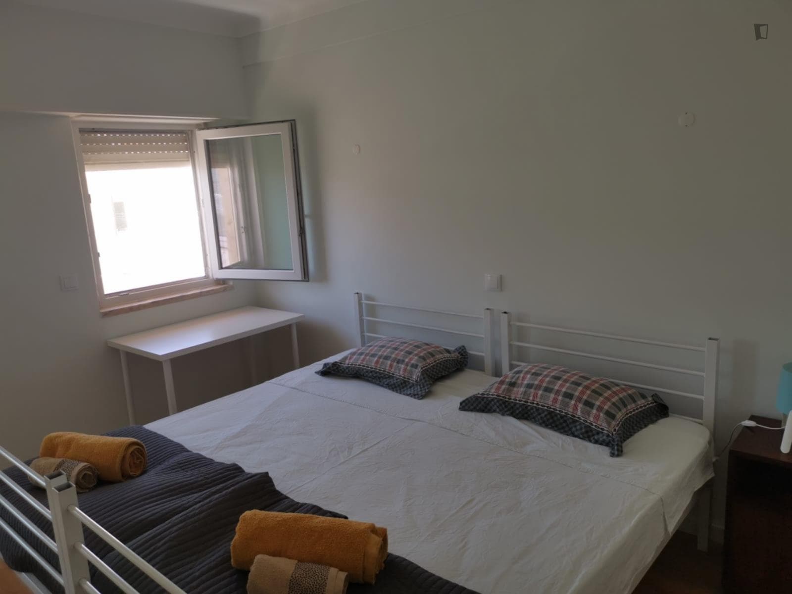 Great twin bedroom next to Passeio Marítimo da Costa da Caparica photo 1