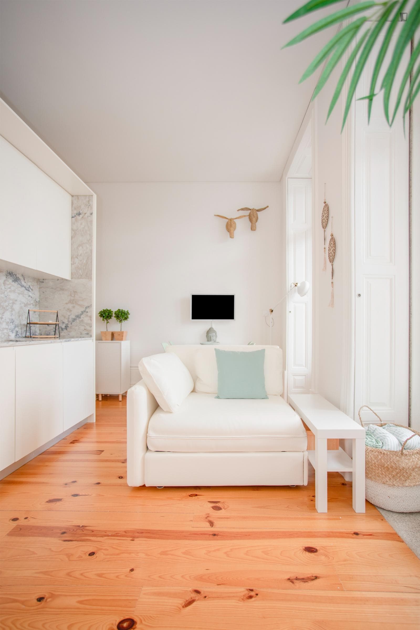 Comfy studio with balcony near Via Catarina Shopping Centre photo 1