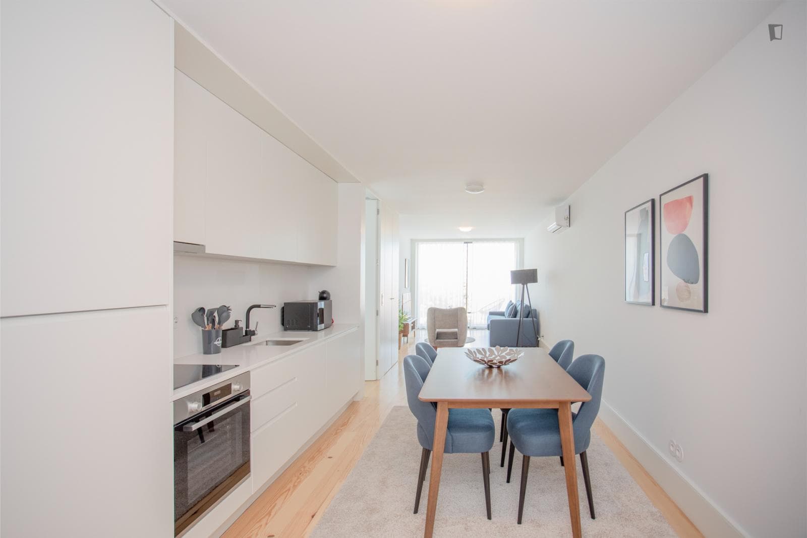 Bright 1-Bedroom apartment with 2 balconies close to Trindade metro station photo 1