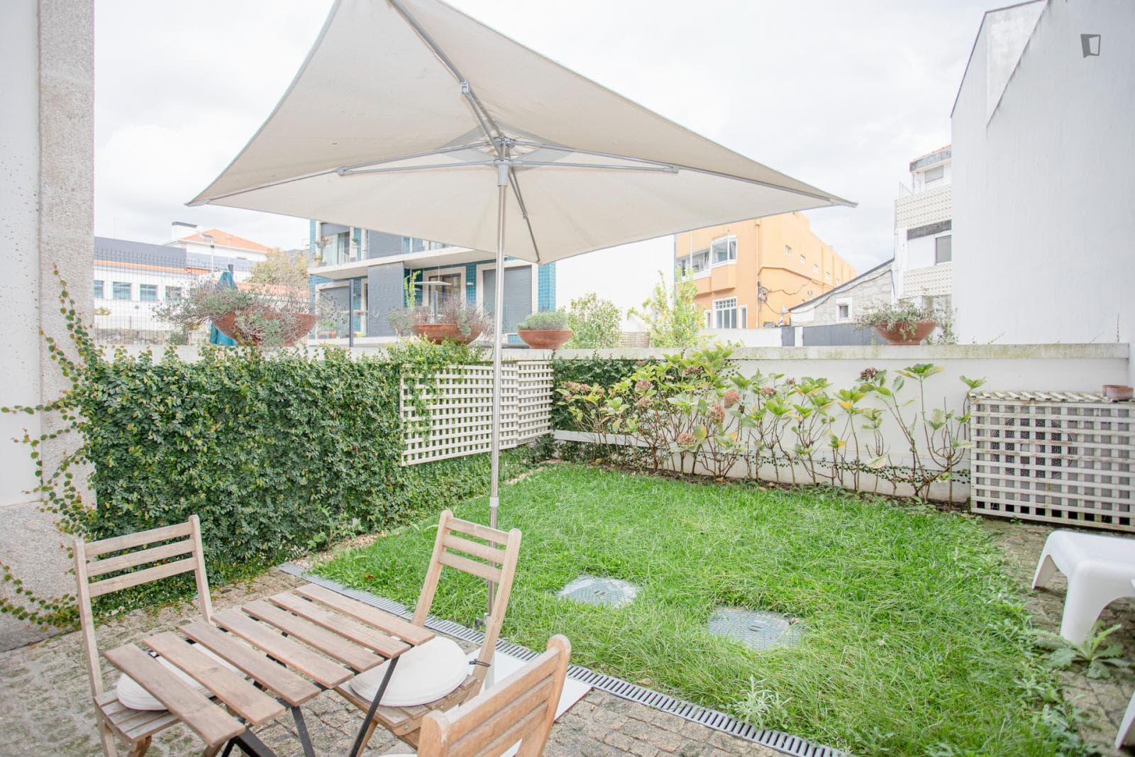 Very cool 1-Bedroom apartment with patio close to 24 de Agosto metro photo 1