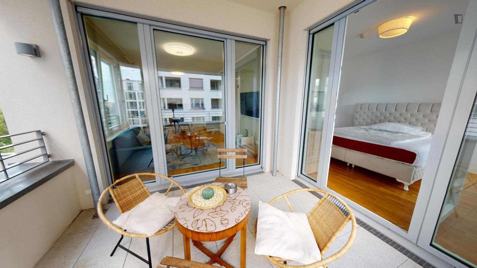 Luminous 2-Bedroom apartment with balcony near U Mendelssohn-Bartholdy-Park metro station photo 1