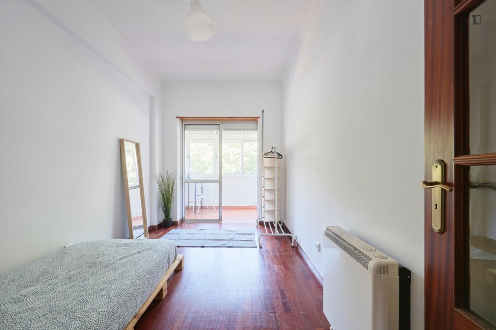 Beautiful single bedroom with balcony in Almada photo 1