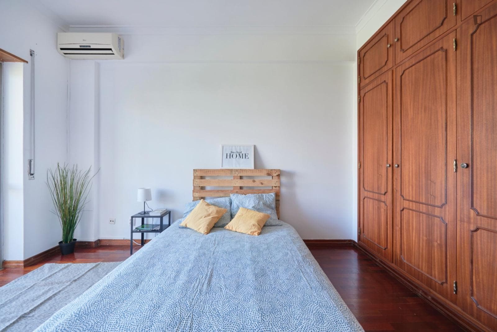 Spacious double bedroom with balcony in Almada photo 1