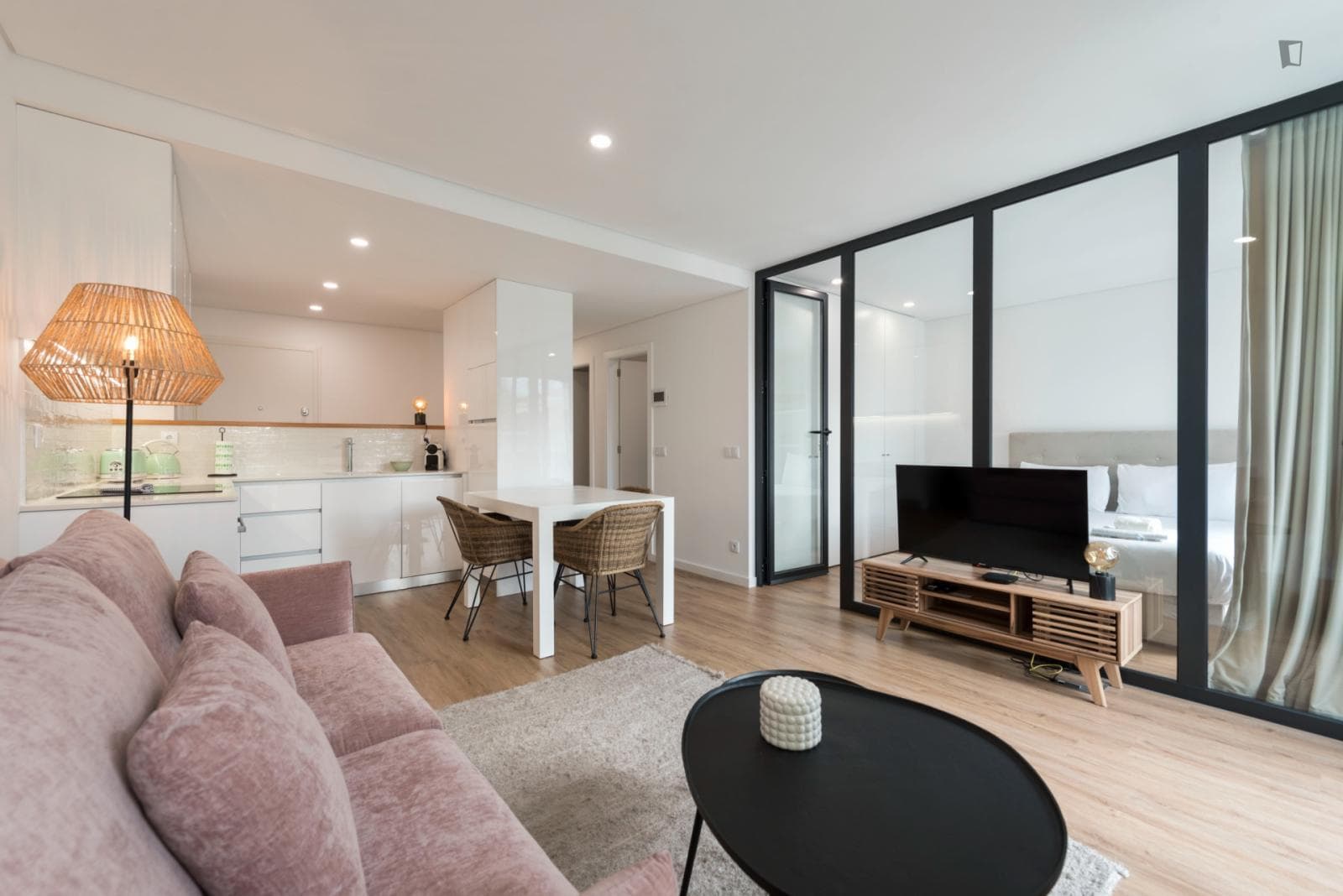 Elegant 1-Bedroom apartment with balcony near Jardim do Passeio Alegre photo 1
