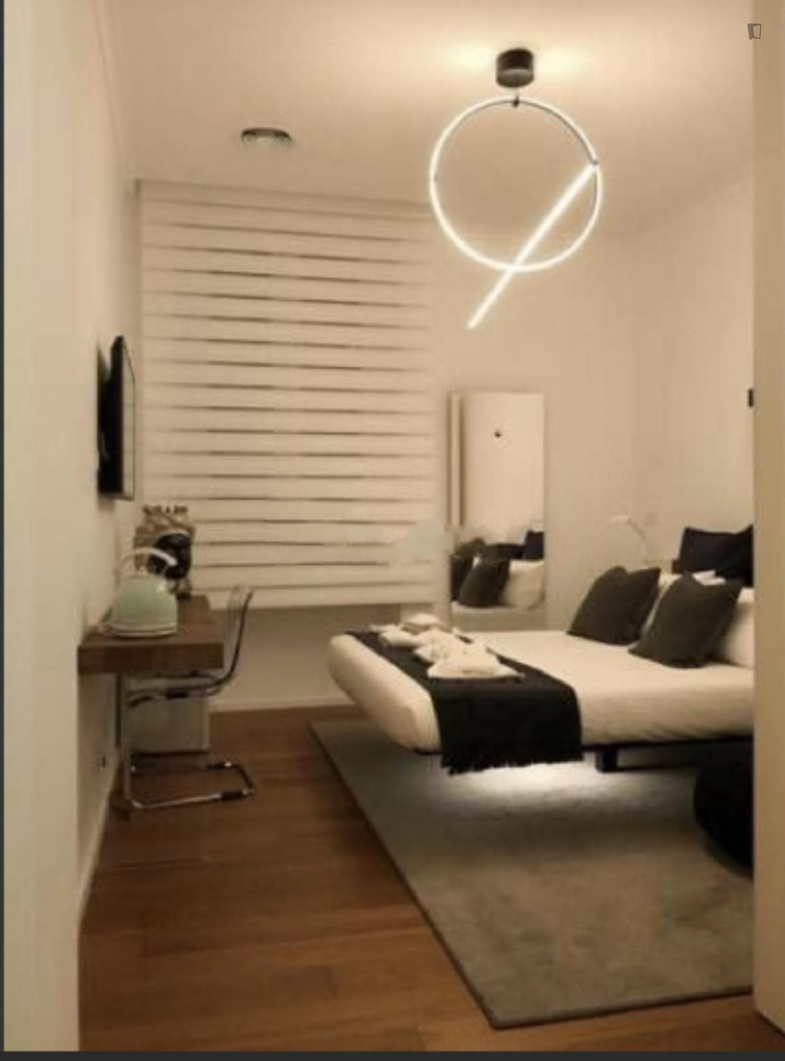 Modern Double Bedroom in 6-Bedroom Apartment in Rome , Two Minutes Walking From Piazza Mazzini photo 1