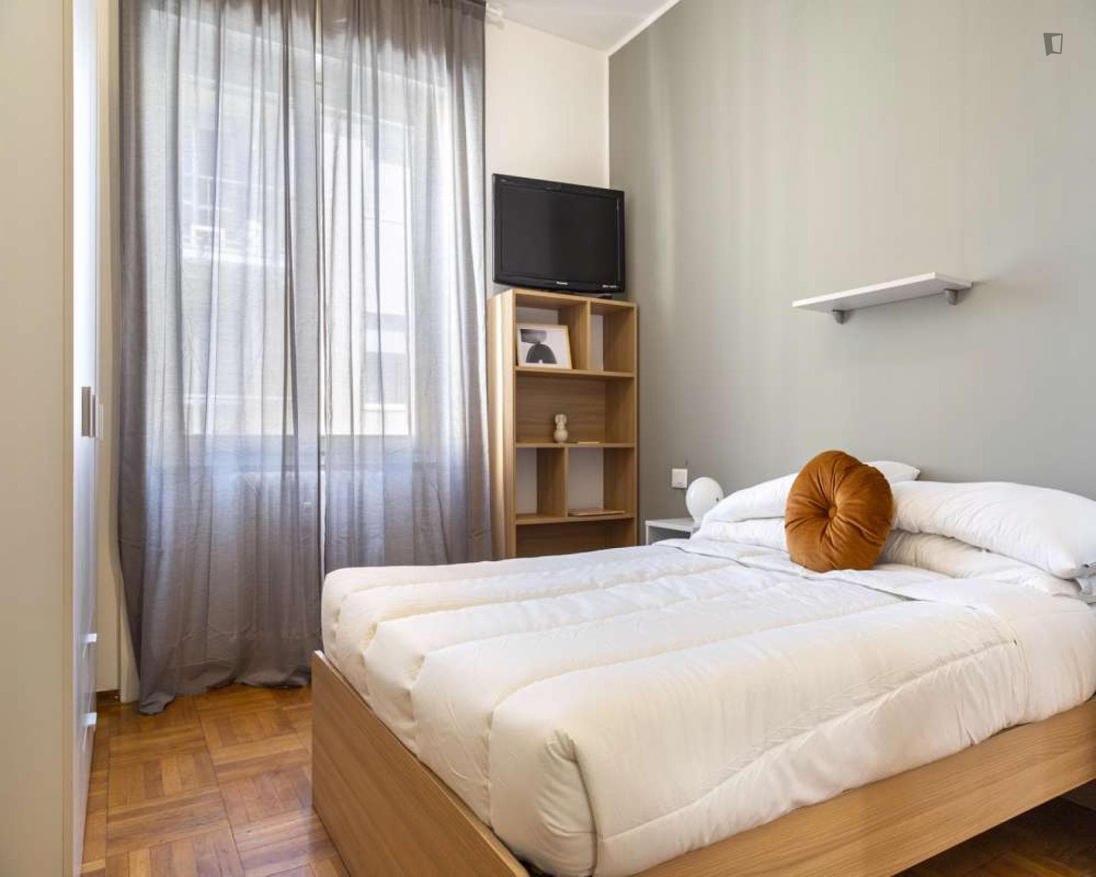 Bright double bedroom in a 3-Bedroom apartment, close to Vittorio Formentano Park photo 1