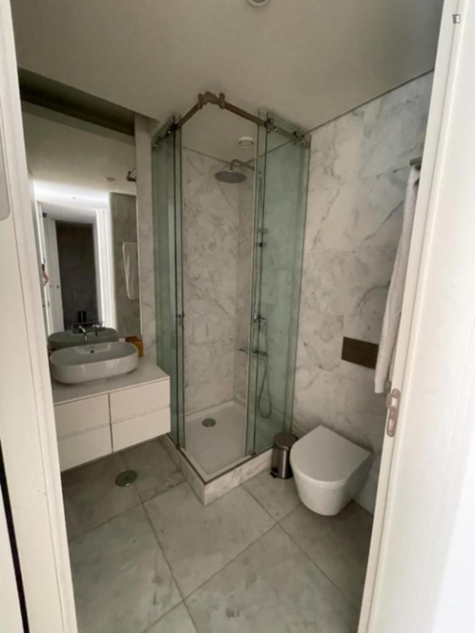 Bright 2-bedroom apartment with a terrace near Avenida metro station photo 1