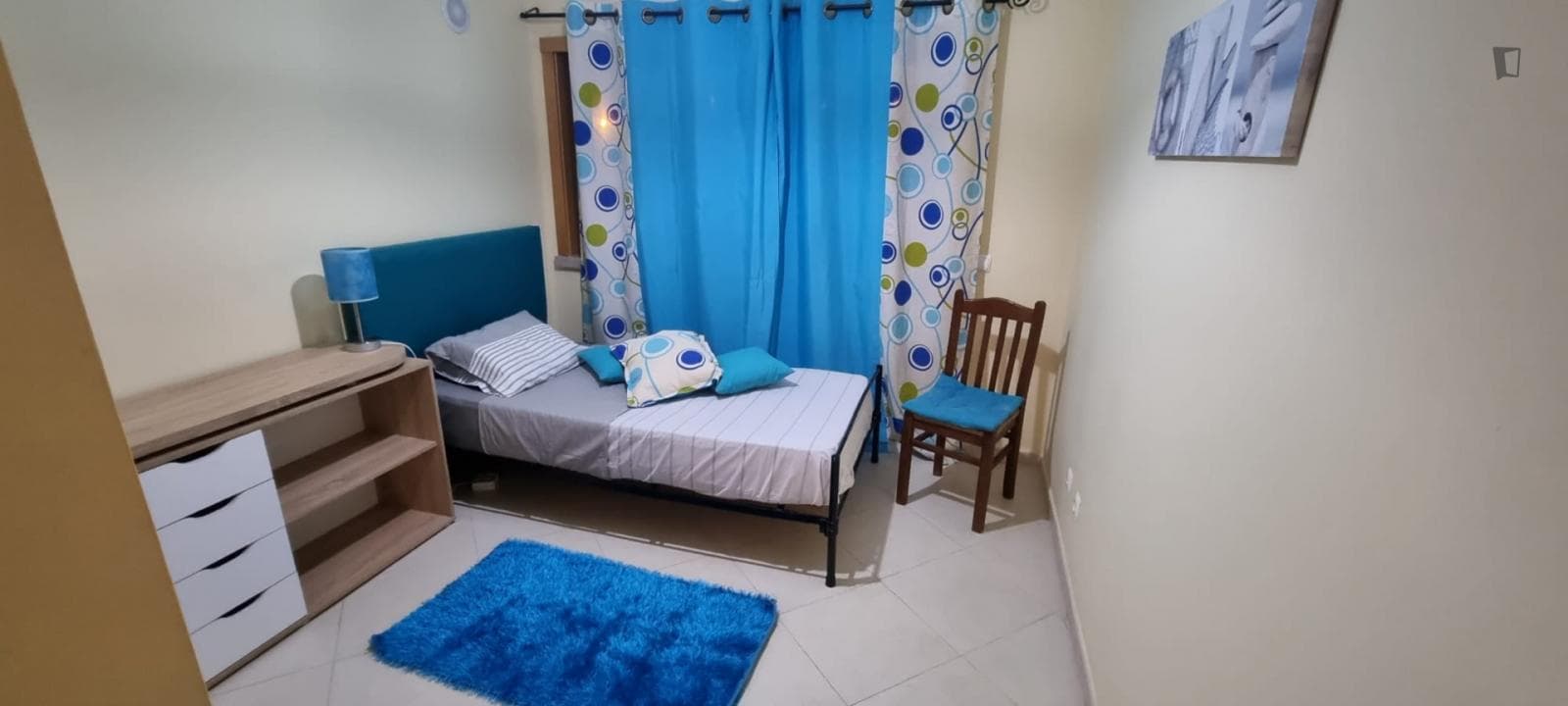Single bedroom in a 2-bedroom apartment with a swimming pool photo 1