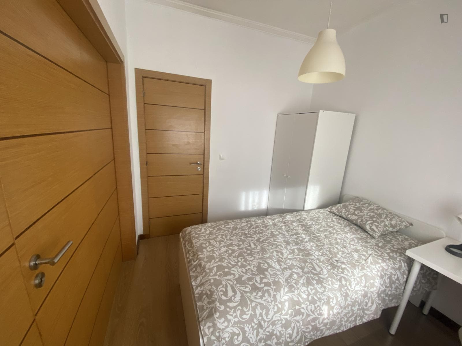 Inviting double bedroom near the Gil Vicente metro photo 1