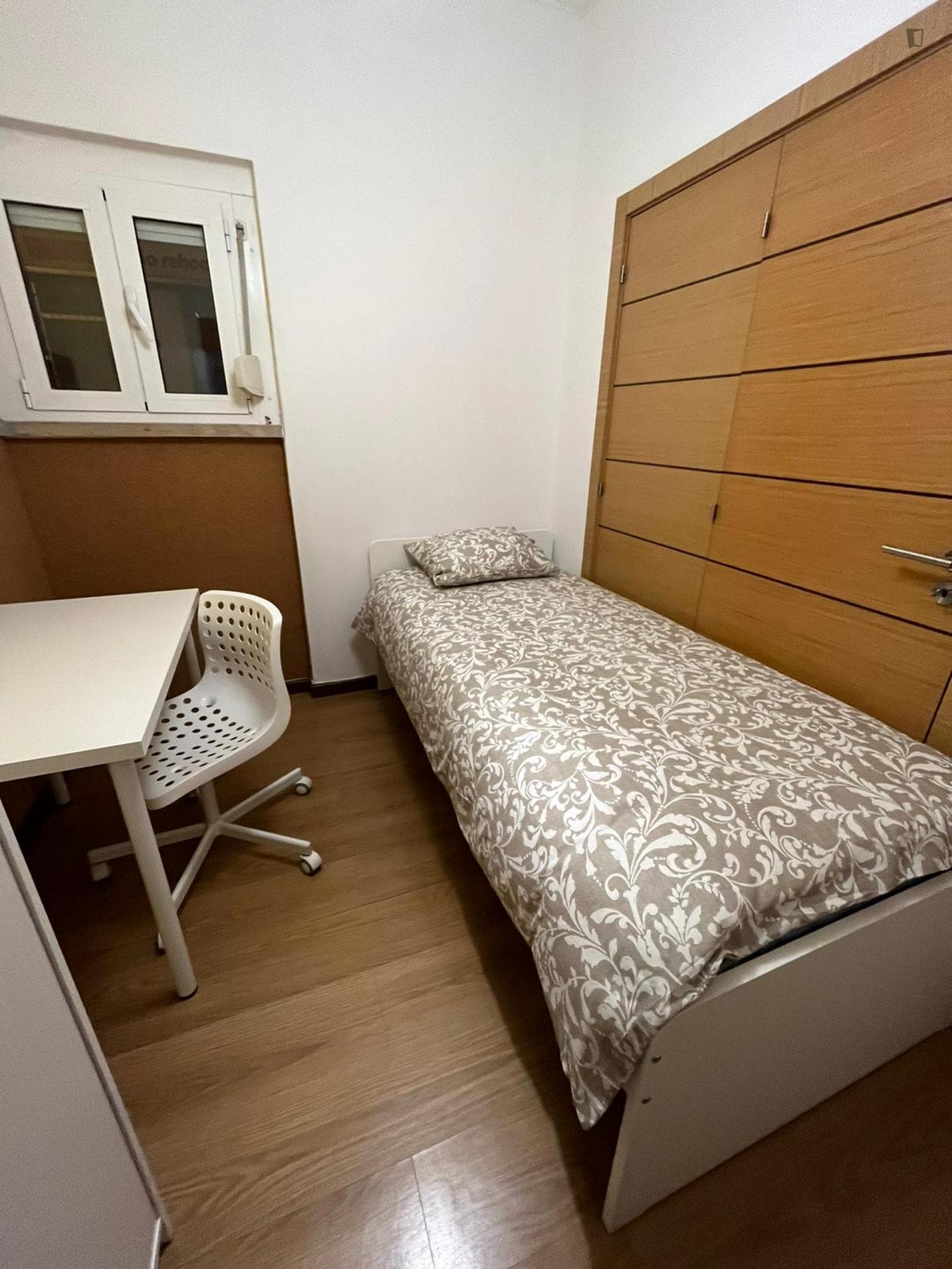 Homely single bedroom in Almada photo 1