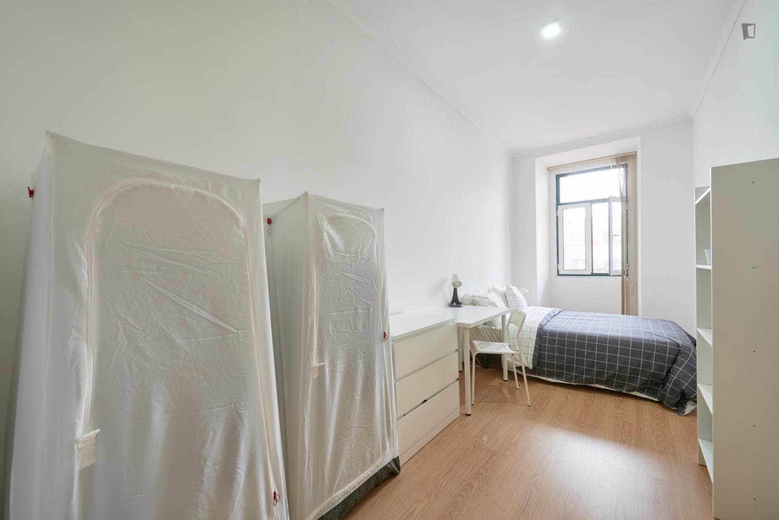 Bright double bedroom near ISCTE photo 1