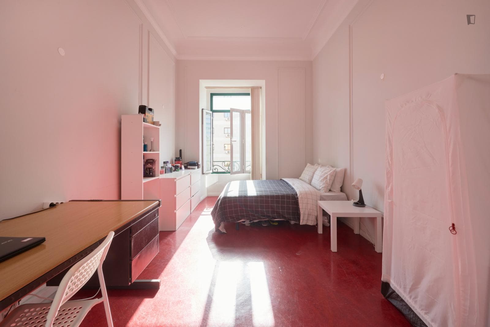 Sunny double bedroom in a shared apartment, near the Centro Comercial do Campo Pequeno photo 1