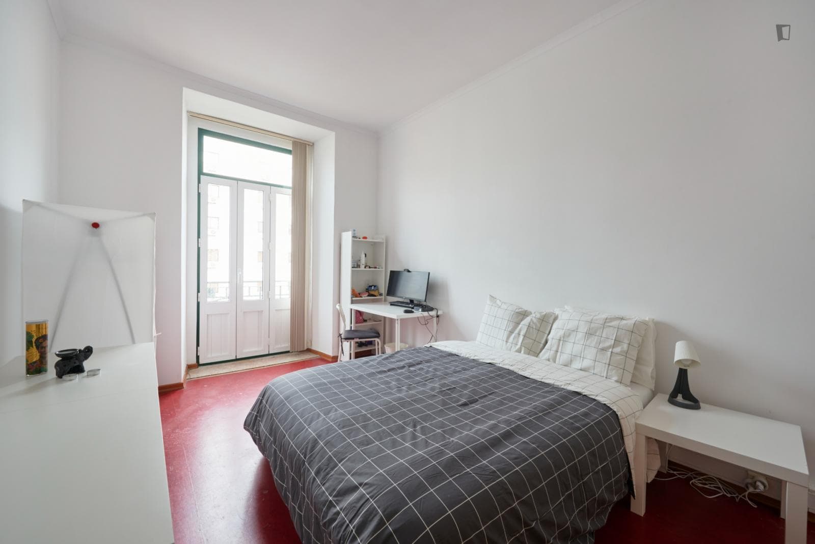 Large double bedroom with a balcony, near the Campo Pequeno metro photo 1