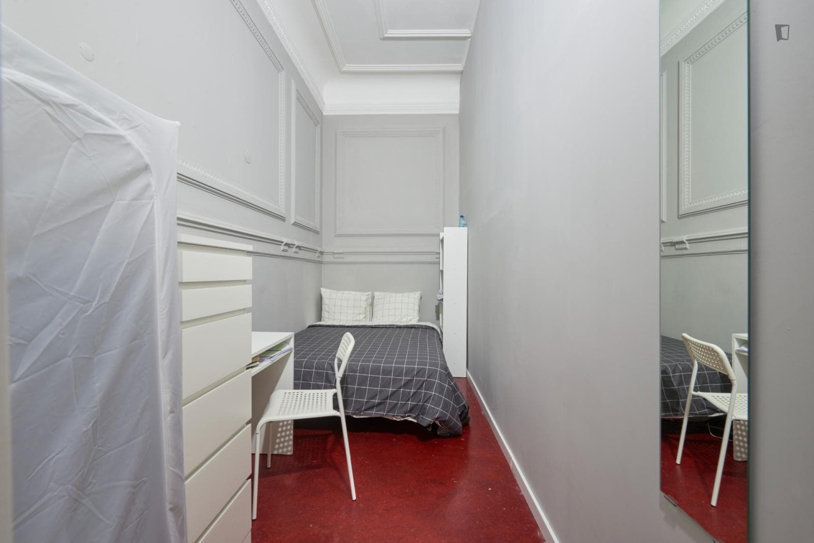 Comfy bedroom without window in Campo Pequeno photo 1