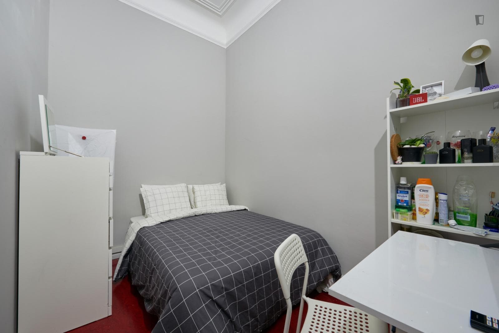 Neat double bedroom without window close to the University of Lisbon photo 1