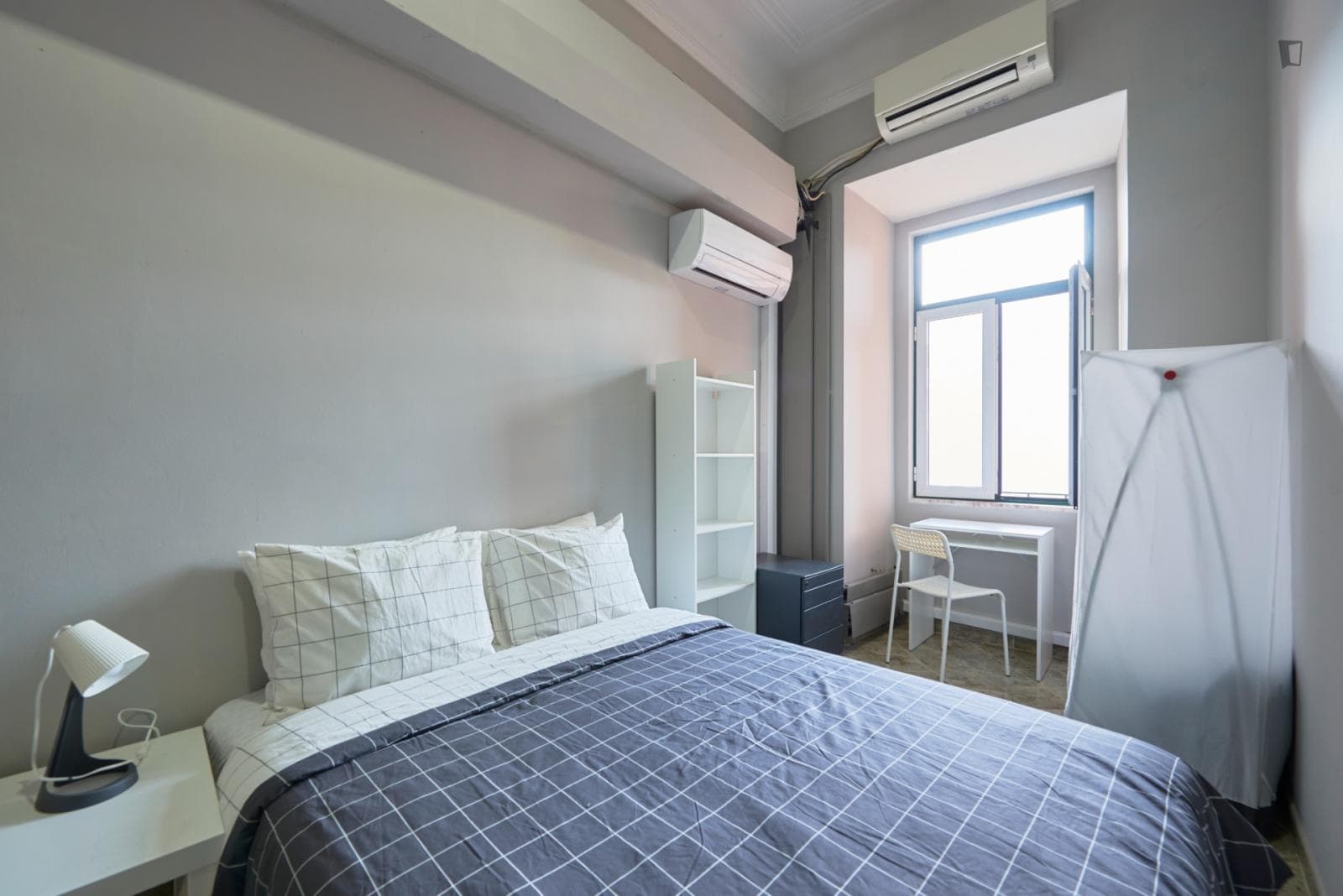 Bright double bedroom close to Iscte University photo 1