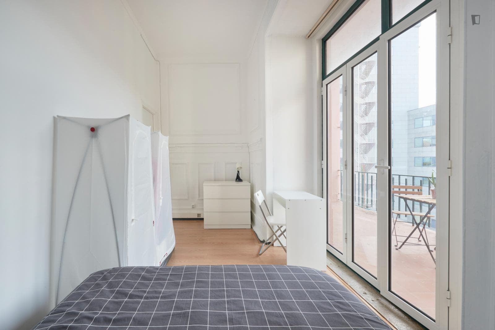 Double bedroom in a large flat, in Entrecampos photo 1