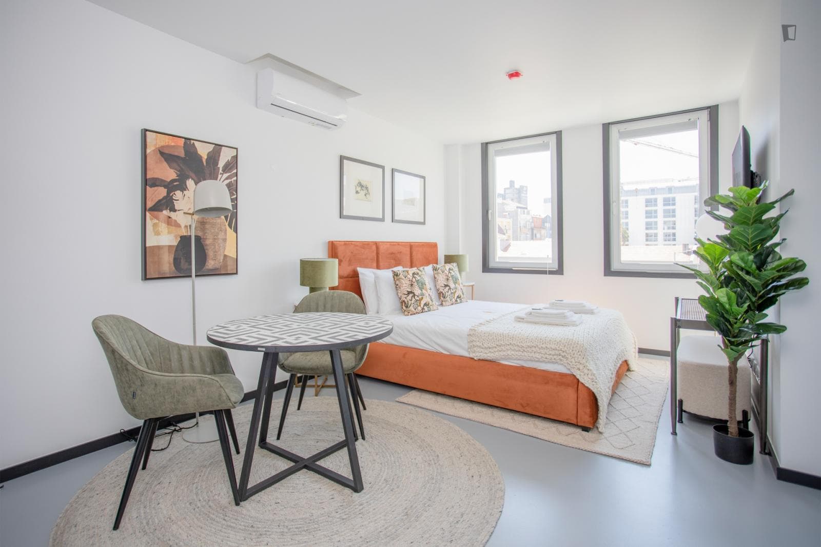 Cute studio close to Trindade metro station photo 1