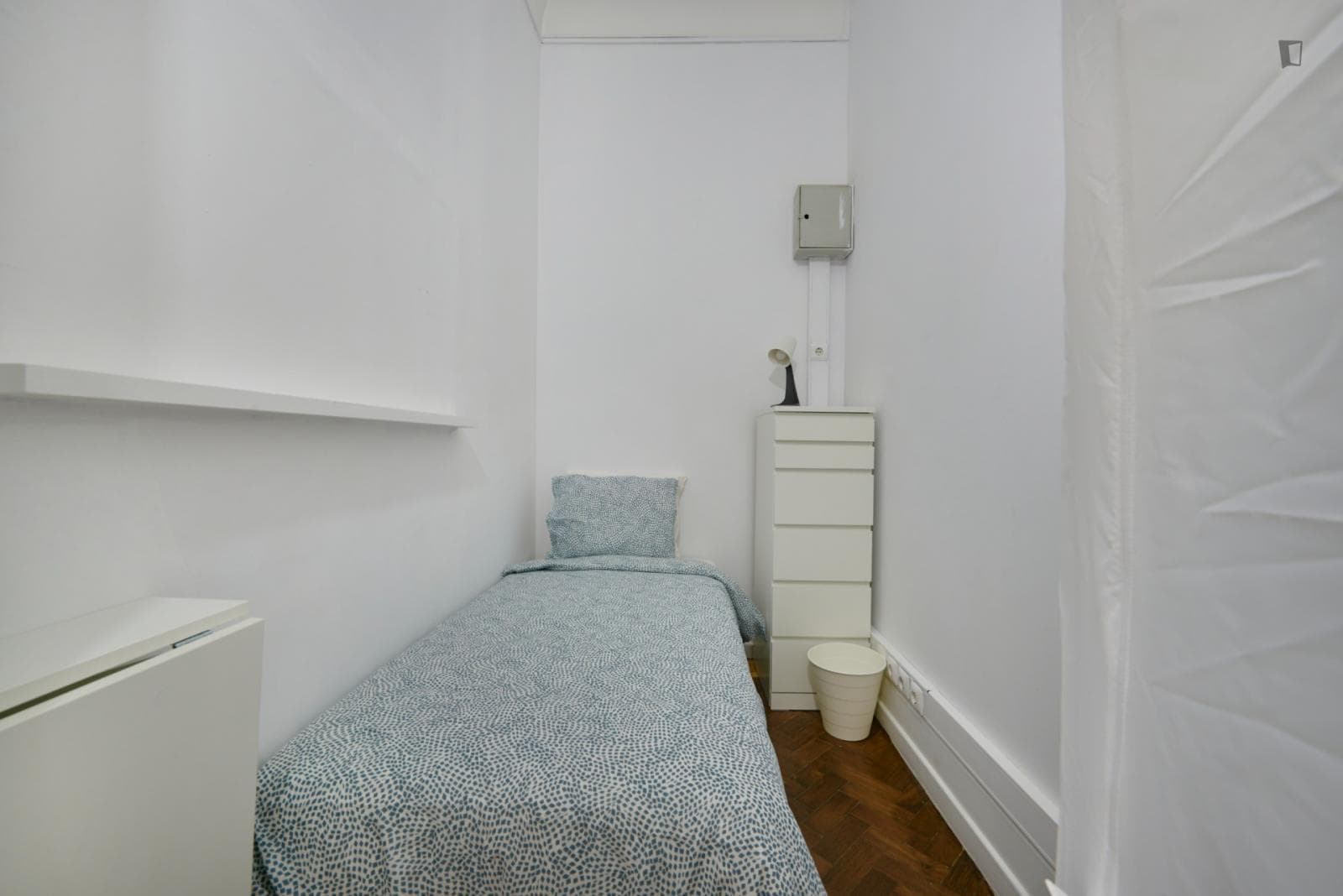 Compact single bedroom without window in a shared apartment, near Eduardo VII Park photo 1
