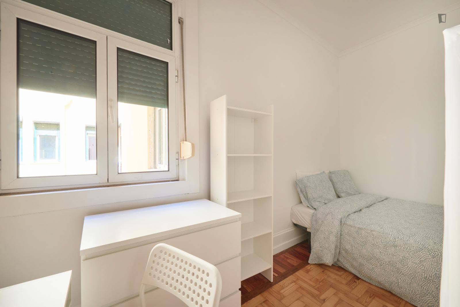 Sunny double bedroom close to Marquês de Pombal metro station photo 1