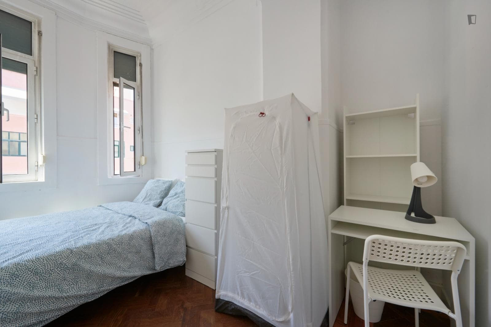 Comfy double bedroom in a 15-Bedroom apartment, close to Amoreiras Shopping Centre photo 1