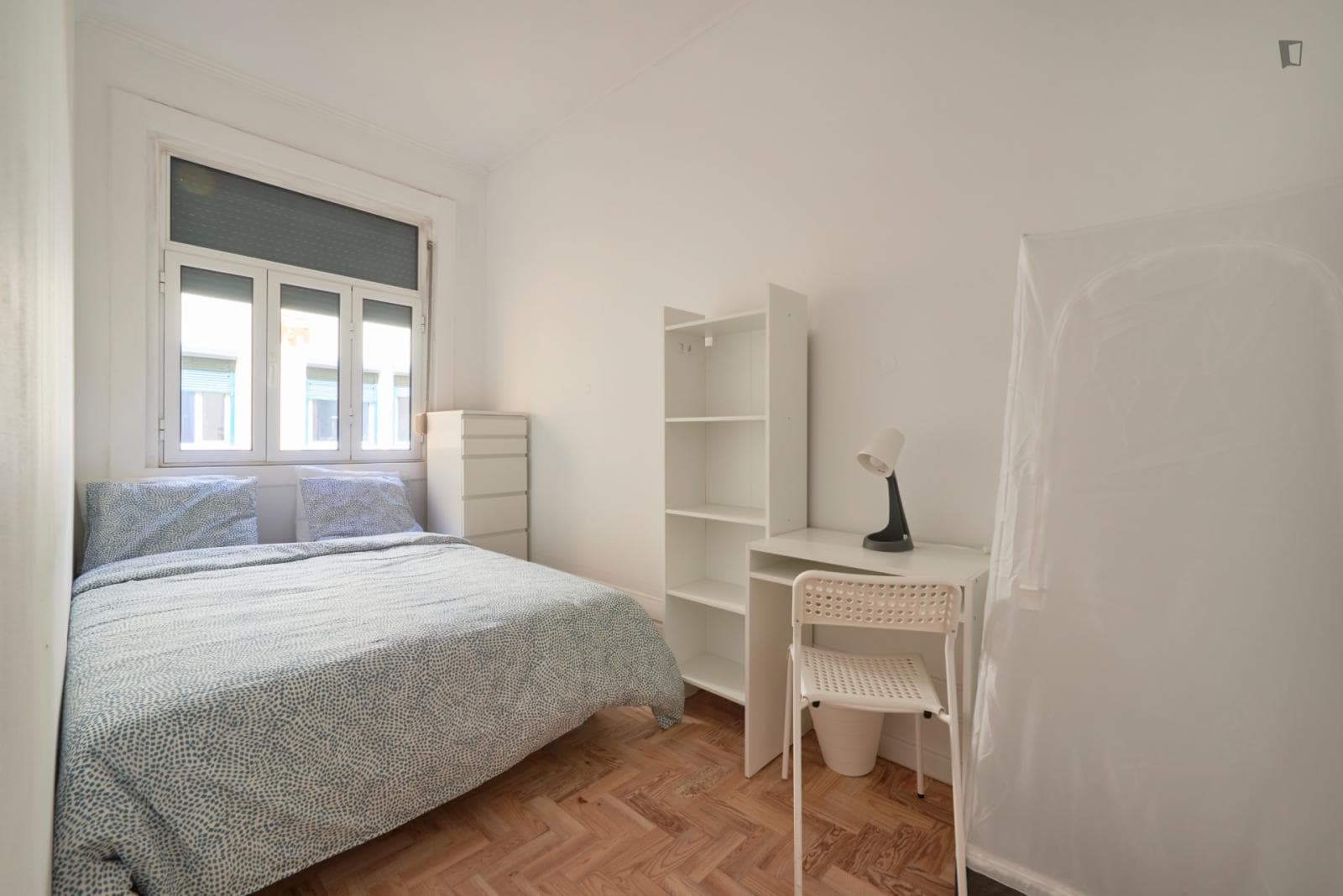 Neat double bedroom in a 15-Bedroom apartment, close to Estufa Fria photo 1