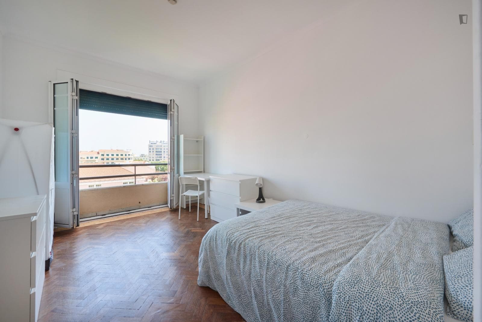 Large double bedroom with balcony near Praça do Marquês de Pombal photo 1