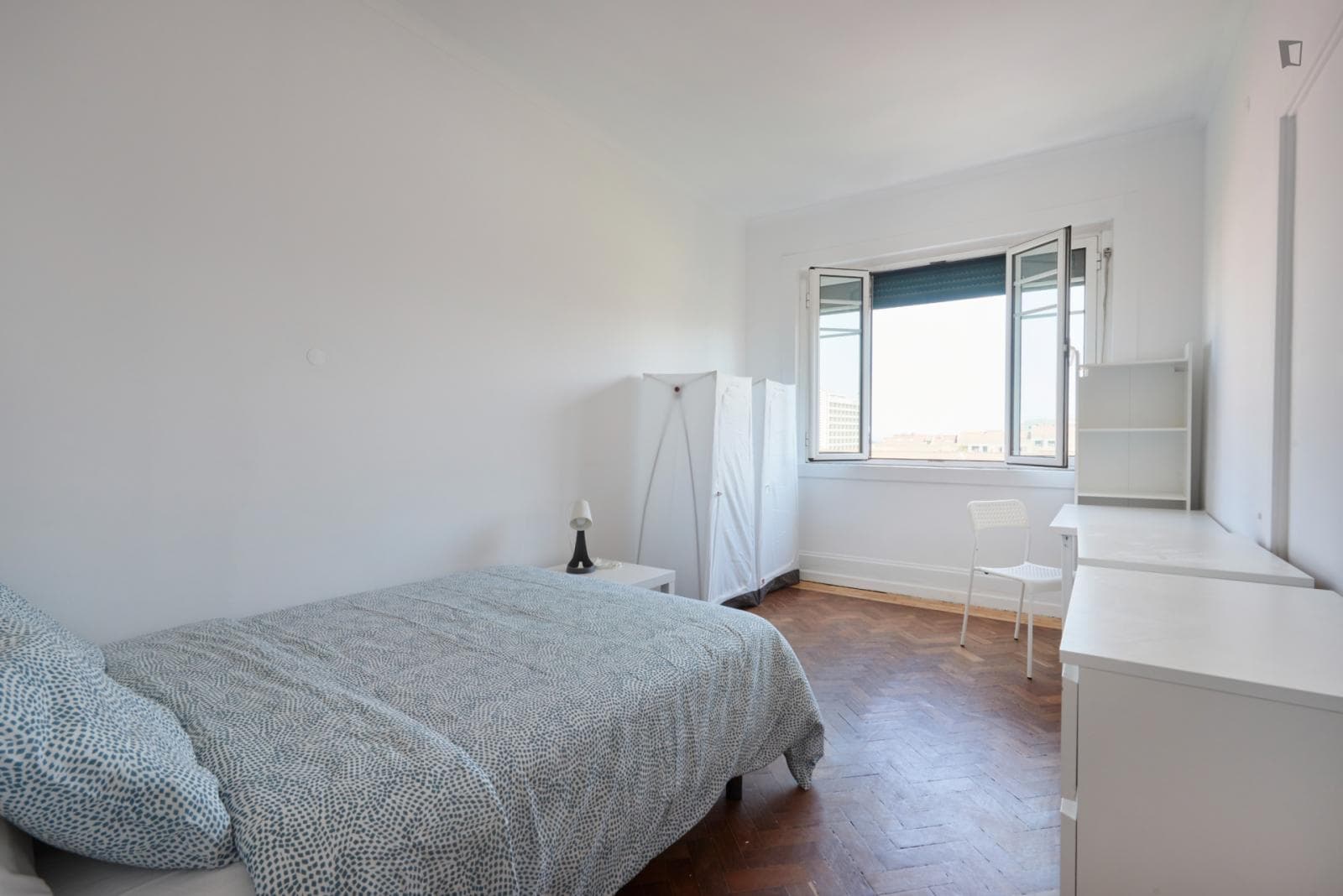 Bright double bedroom in a 15-Bedroom apartment, near Eduardo VII Park photo 1