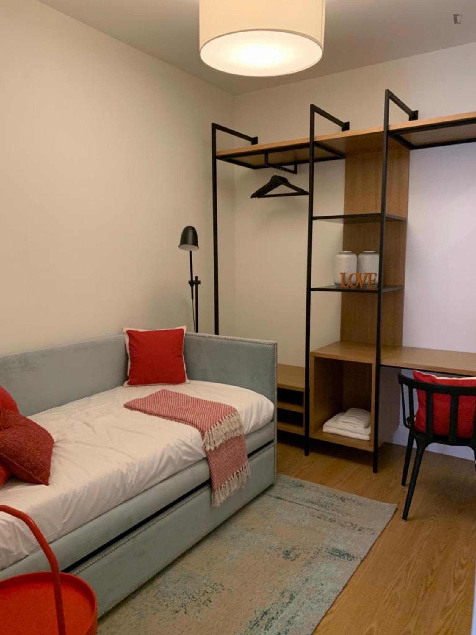 Bright single bedroom in a 5-bedroom apartment near Arroios metro station photo 1