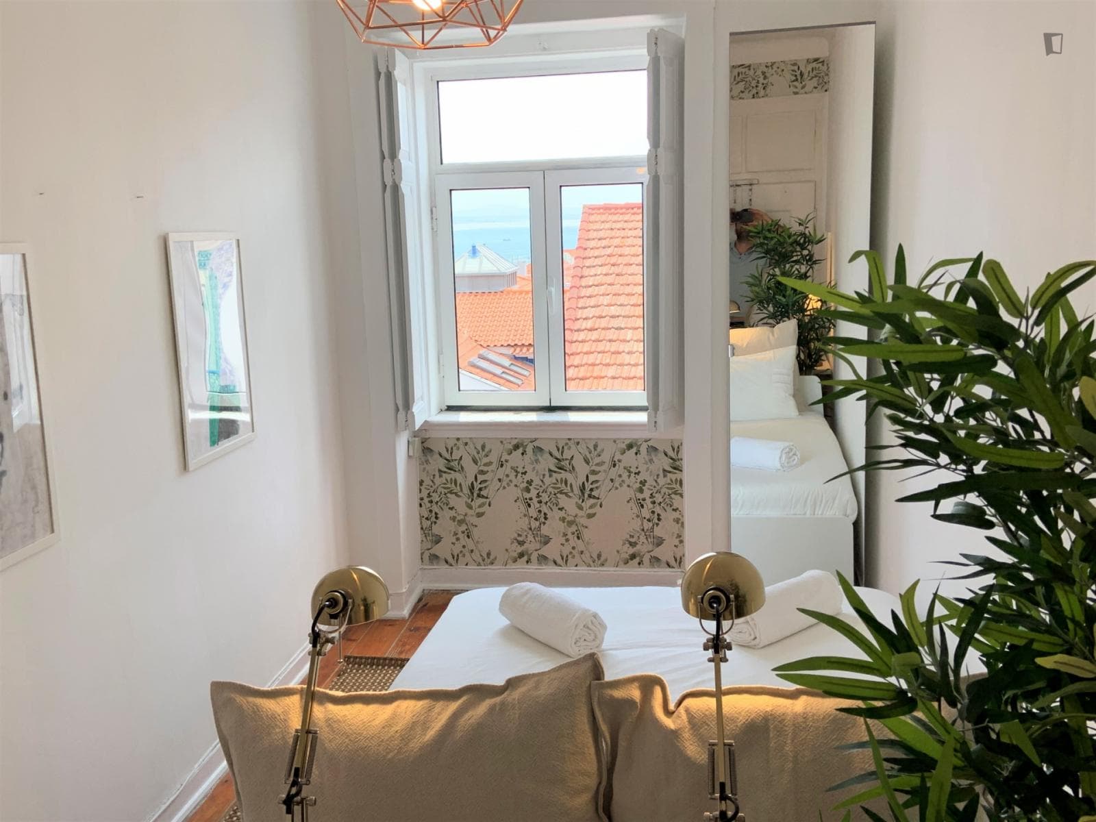 Bright double bedroom in a 6-Bedroom apartment, in Santos photo 1