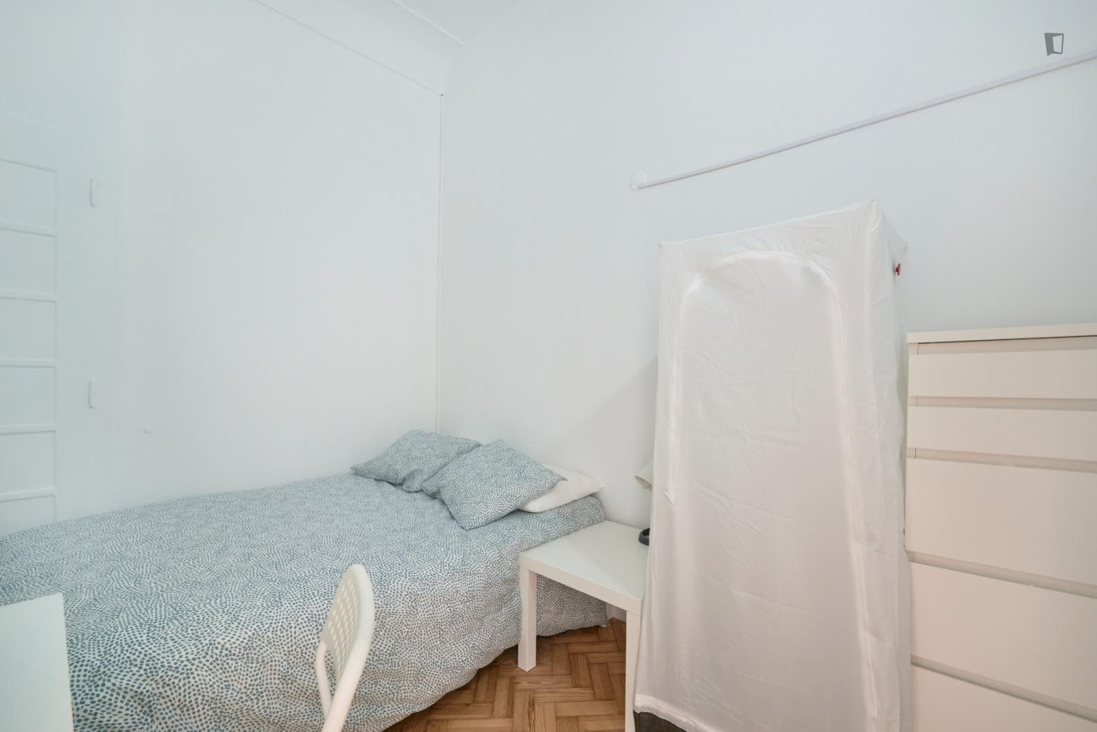 Comfy double bedroom (no window) close to Amoreiras Shopping Centre photo 1