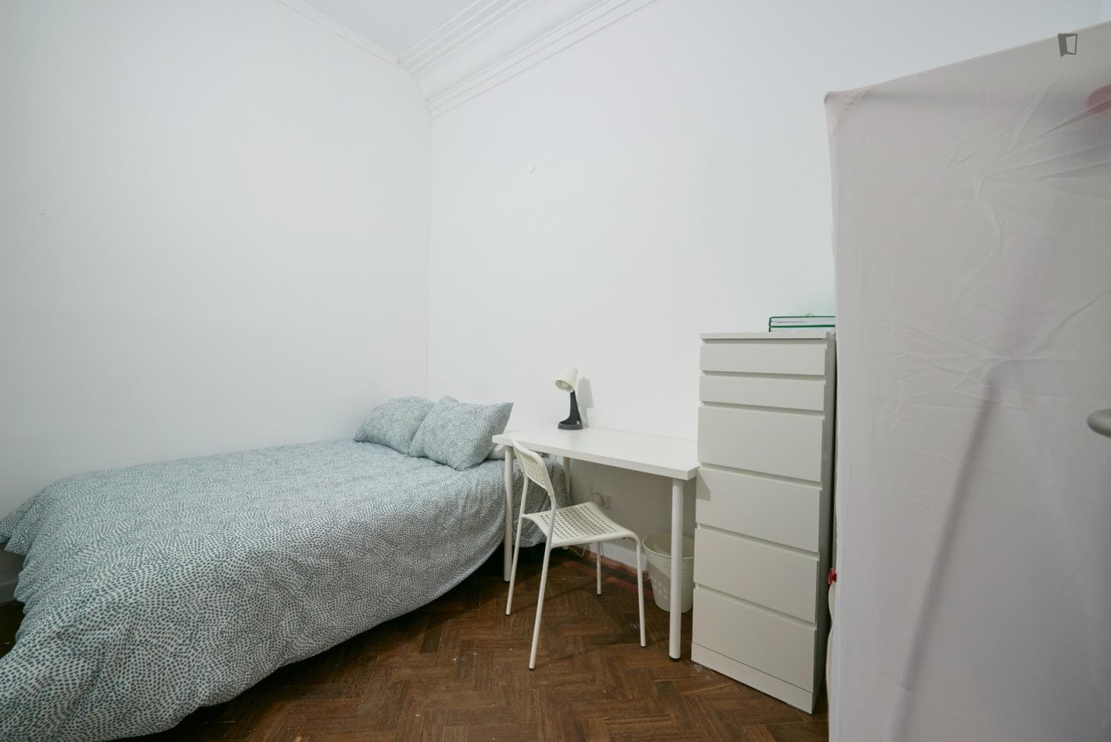Compact double bedroom (no window) near Parque Eduardo VII photo 1