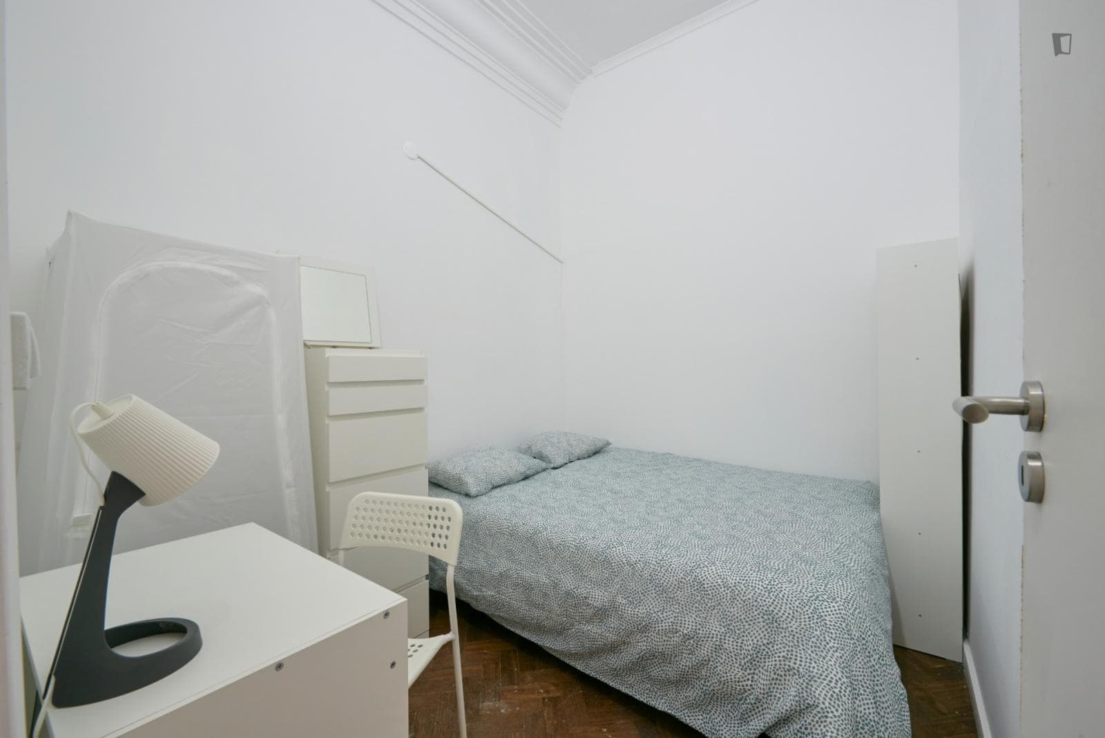 Smart double bedroom (no window) close to Amoreiras Shopping Centre photo 1