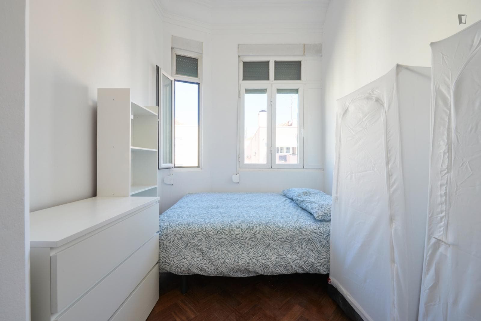 Bright double bedroom close to Eduardo VII Park photo 1