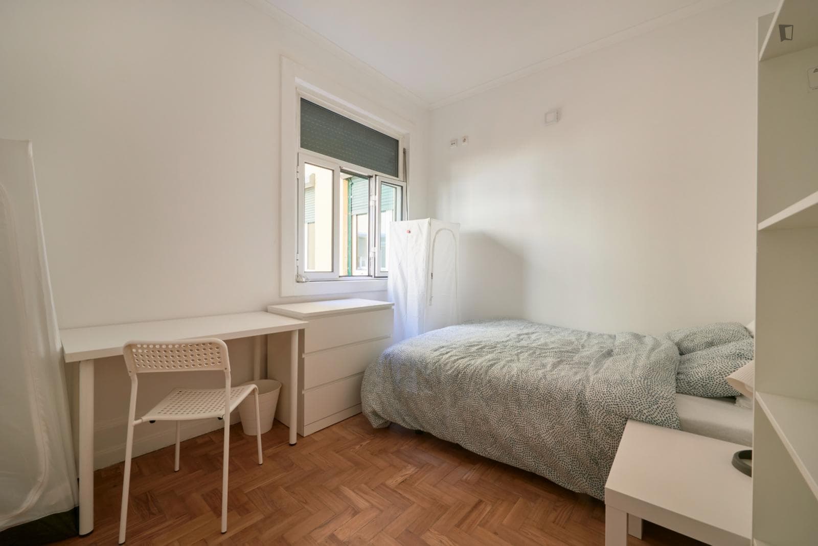 Snug double bedroom close to Marquês de Pombal metro station photo 1
